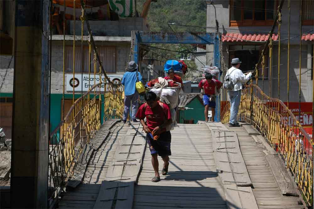 107 - Peru - Aguas Calientes, puente colgante, porteadores